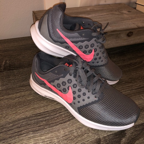 nike running shoes - Picture 2 of 5